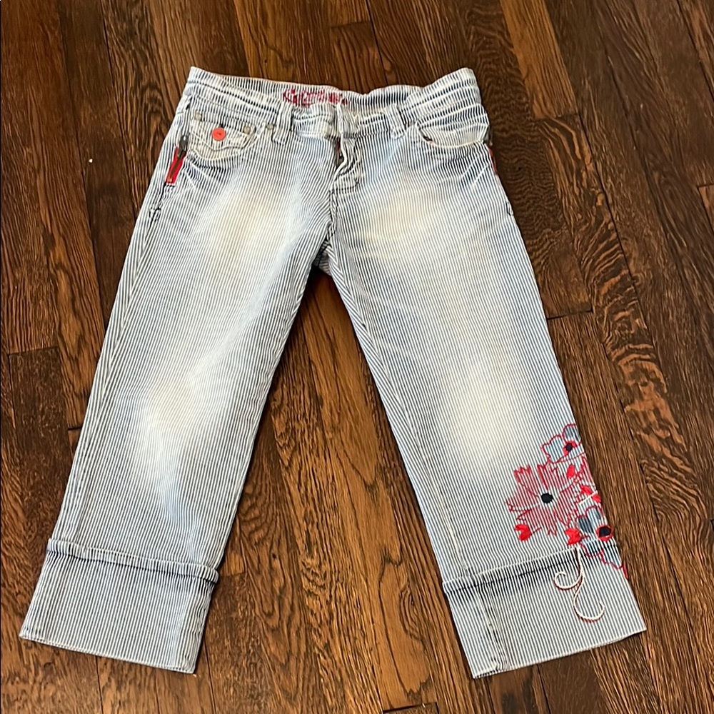 Striped denim Floral Embroidered Women's capri
Jeans size 7